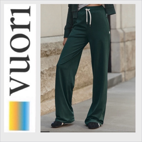 Vuori halo essential wide leg pants Evergreen- size S long